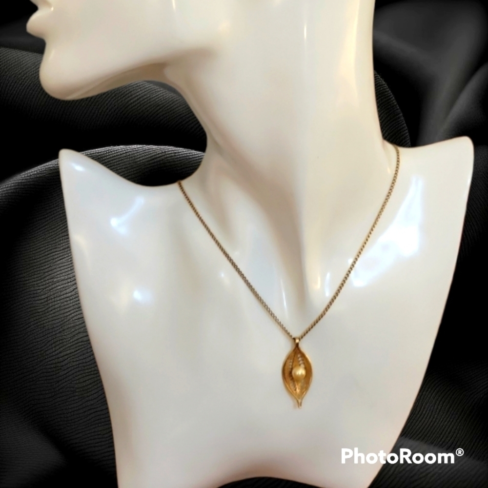 VTG SARAH COVENTRY 1966 Filigree Faux Pearl Serene Pendant Chain Necklace